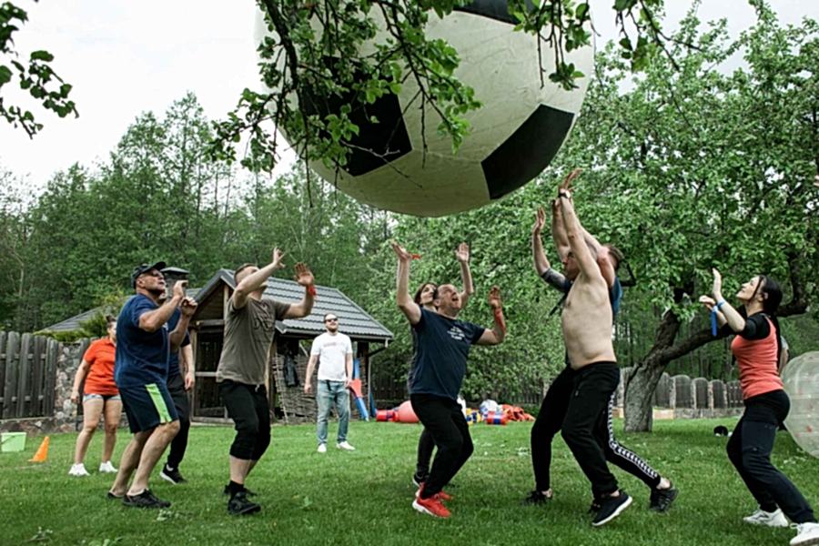 гигантский футбольный мяч